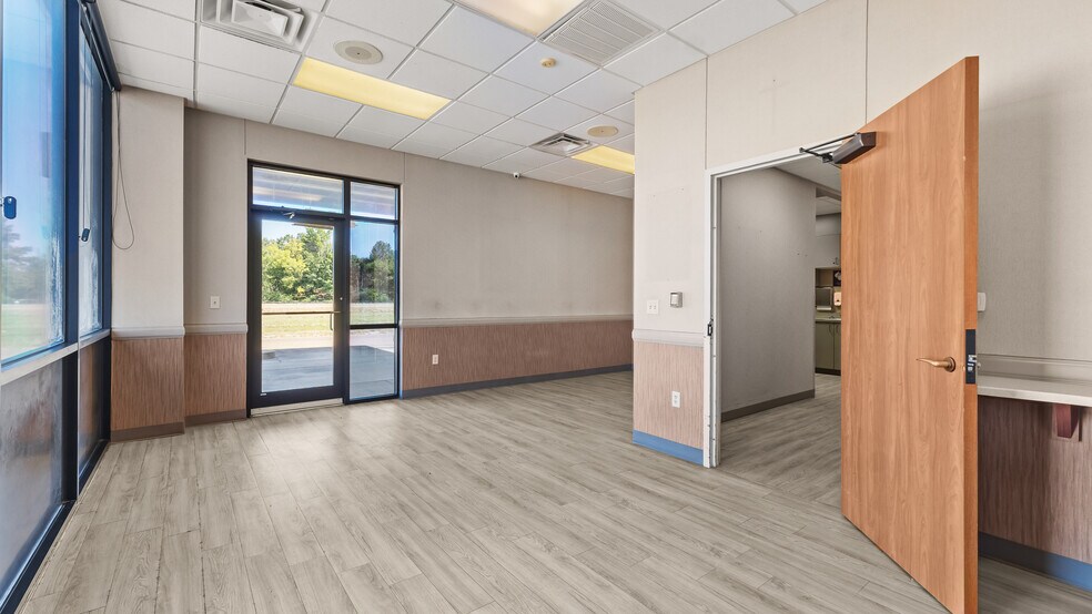 More Photos Of 910 James Bowie Dr, New Boston General Retail For Lease