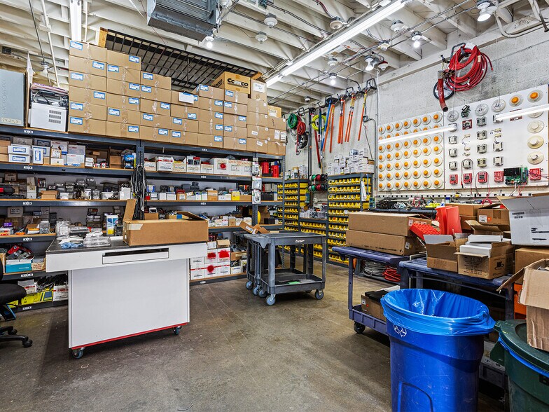 More Photos Of 1812 Victory Blvd, Glendale Flex For Sale