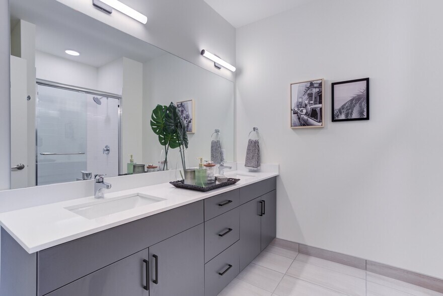 More Photos Of 1423 Ellinwood Ave, Des Plaines Apartments For Lease