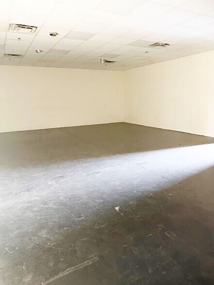 More Photos Of 77980 Wildcat Dr, Palm Desert Warehouse For Lease
