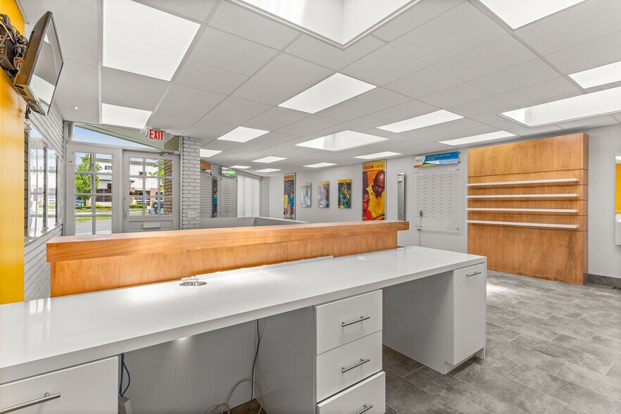 More Photos Of 18120 Mack Ave, Grosse Pointe Storefront Retail Office For Sale