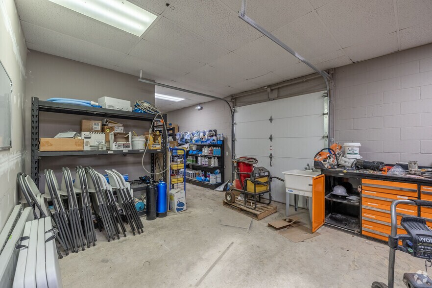 More Photos Of 2526-2530 Duplex Rd, Spring Hill Showroom For Sale