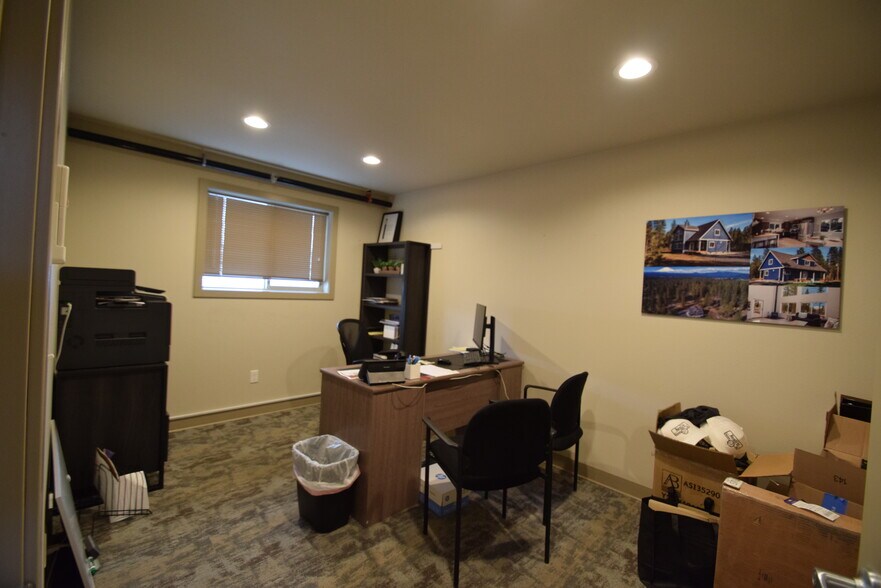 More Photos Of 611 NE Jackpine Ct, Redmond Distribution For Lease