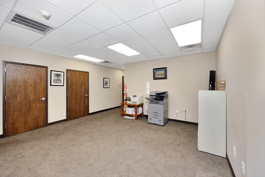 More Photos Of 245-249 W Montauk Hwy, Lindenhurst Office For Lease