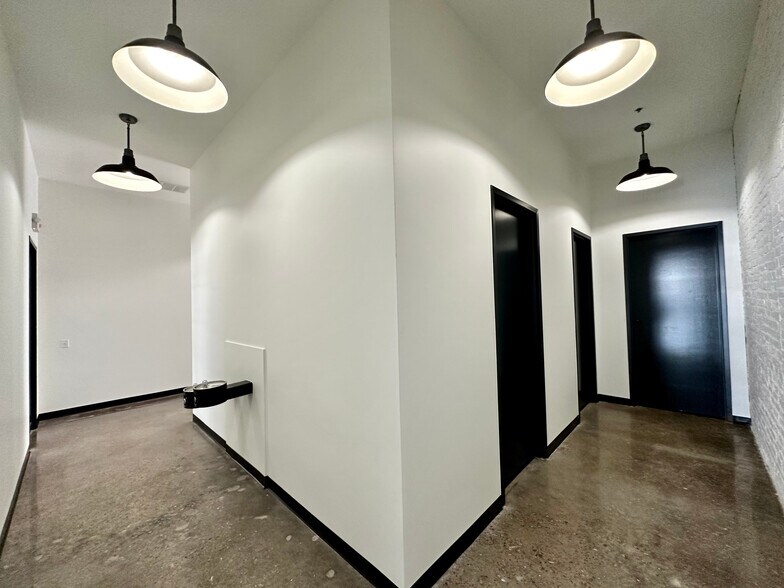 More Photos Of 801 N Broadway Ave, Oklahoma City Storefront Retail Office For Lease