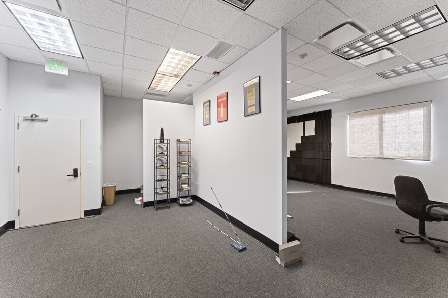 More Photos Of 23 Ryan St, Stamford Flex For Sale