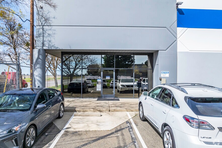 More Photos Of 1501 Aviation Blvd, Lincoln Warehouse For Lease