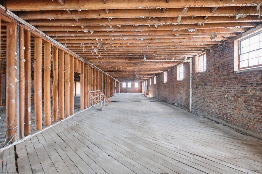 More Photos Of 1 Public Square Red Boiling Springs Sq, Lafayette Showroom For Sale