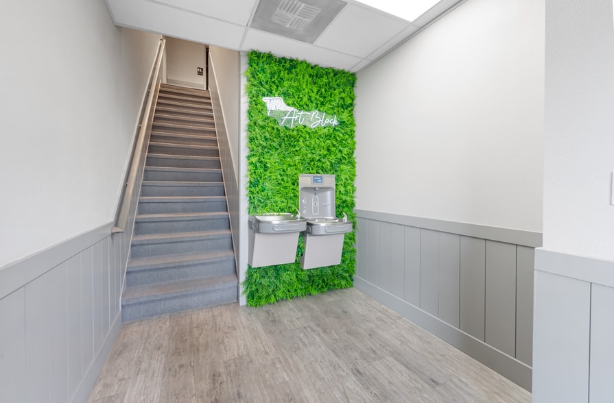 More Photos Of 104-108 W 31st St, Garden City Light Manufacturing For Sale