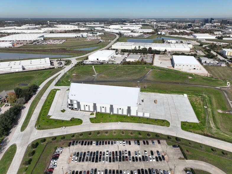 More Photos Of 10450 Greens Crossing Blvd, Houston Distribution For Sale