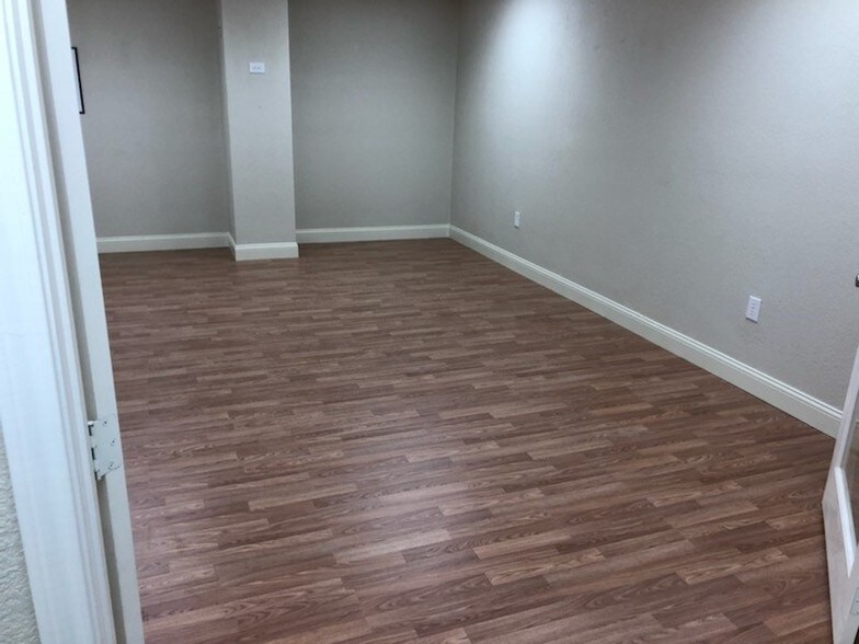 More Photos Of 8301 Braniff St, Houston Warehouse For Sale