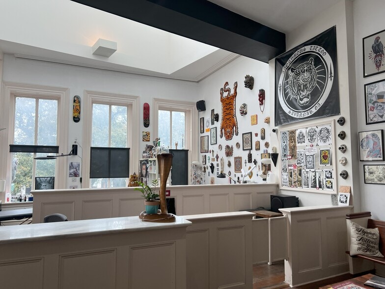 More Photos Of 7-9 E Bay St, Savannah Bar For Sale