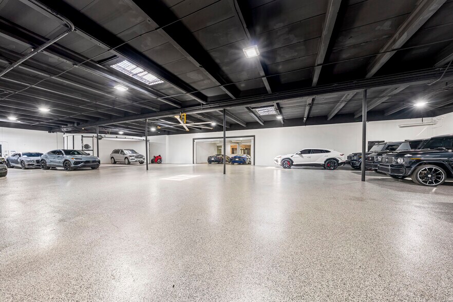 More Photos Of 2500 NW 39th St, Miami Light Distribution For Sale