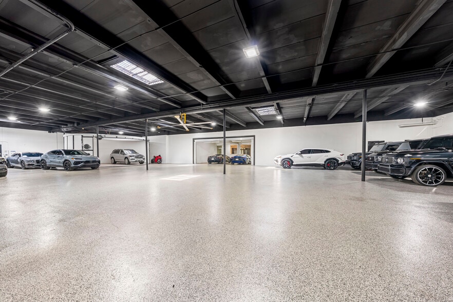 More Photos Of 2500 NW 39th St, Miami Light Distribution For Sale