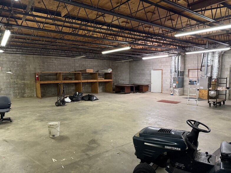 More Photos Of 647 Main St, Thomson Flex For Sale