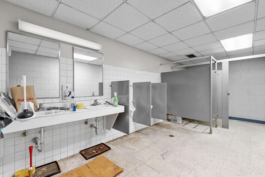 More Photos Of 701 Technology Pl, Waverly Manufacturing For Lease