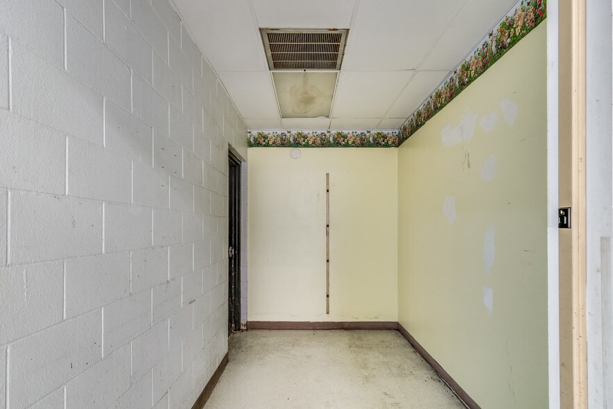 More Photos Of 5410 Allen Rd, Allen Park Medical For Sale