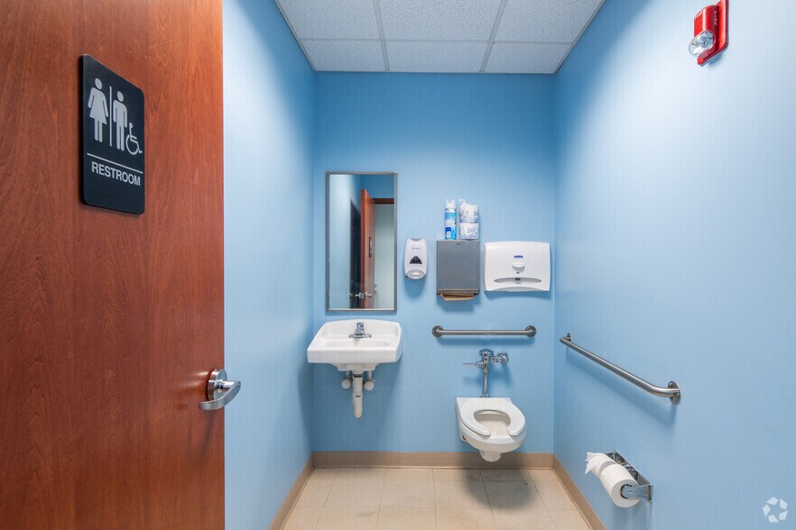 More Photos Of 610 S Maple Ave, Oak Park Office For Sale