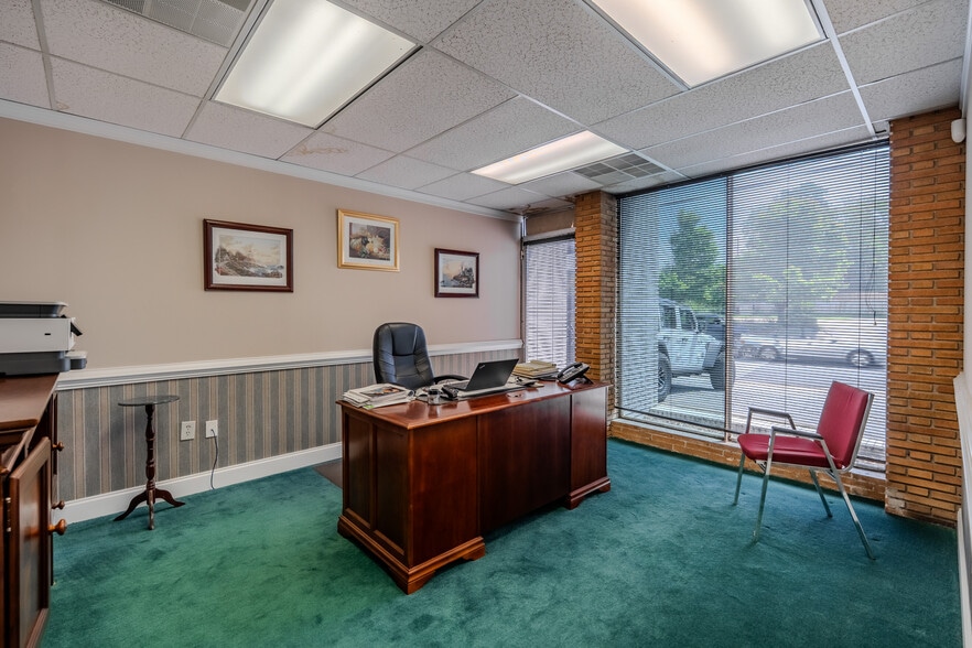 More Photos Of 215 N Pleasantburg Dr, Greenville Office For Sale