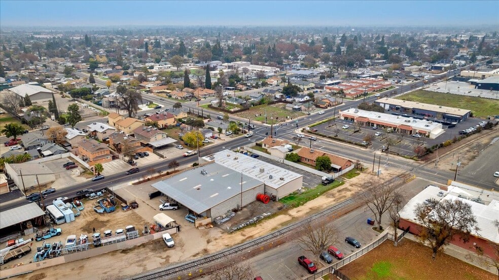 More Photos Of 1027 W Murray Ave, Visalia Service For Sale