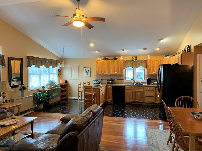 More Photos Of 307 Main St, Westbrook Carwash For Sale