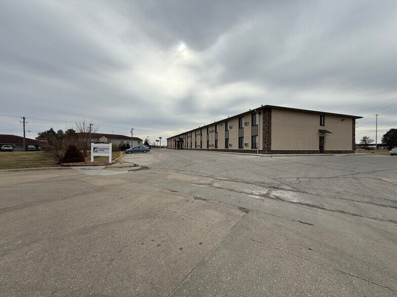 More Photos Of 2331 S Cedar St, Ottawa Apartments For Sale