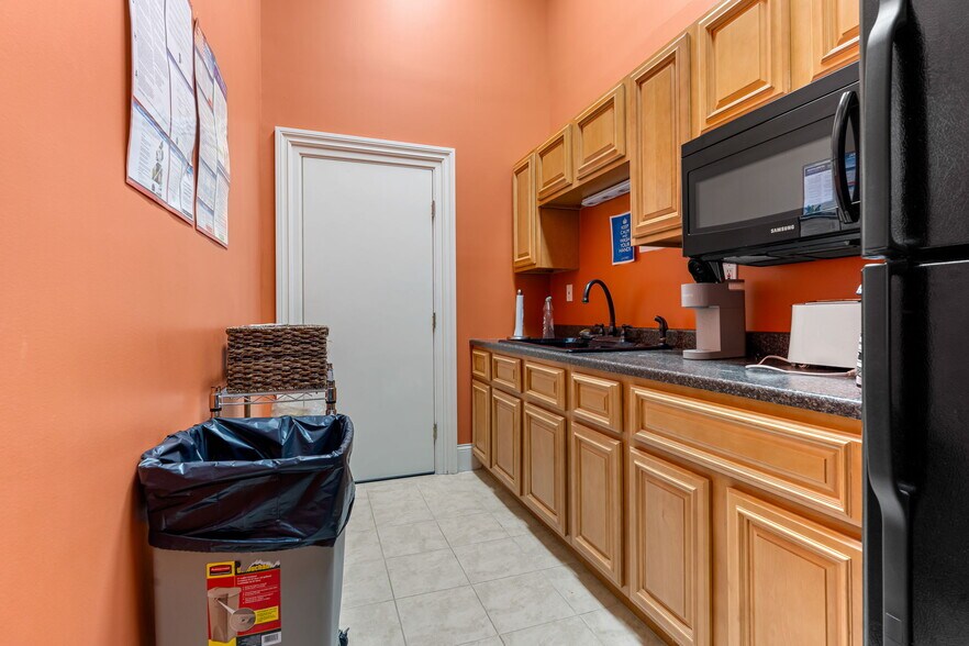 More Photos Of 222 Pearl St, New Albany Office Residential For Lease