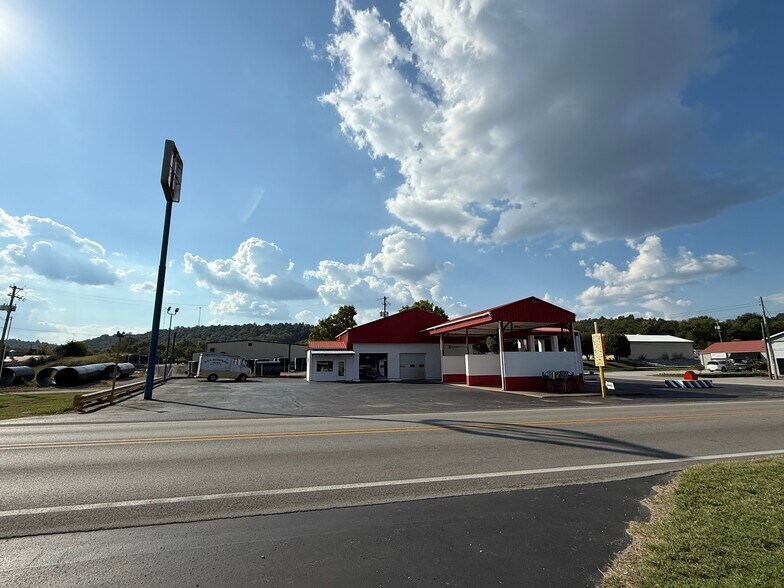 More Photos Of 200 S Dixie Hwy, Horse Cave General Retail For Sale