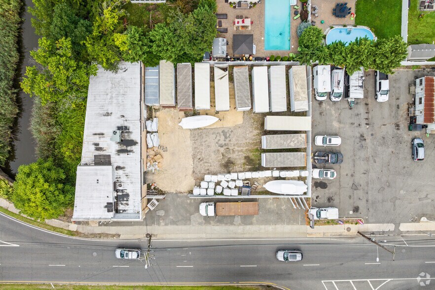 More Photos Of 1555 Merrick Rd, Merrick Warehouse For Lease
