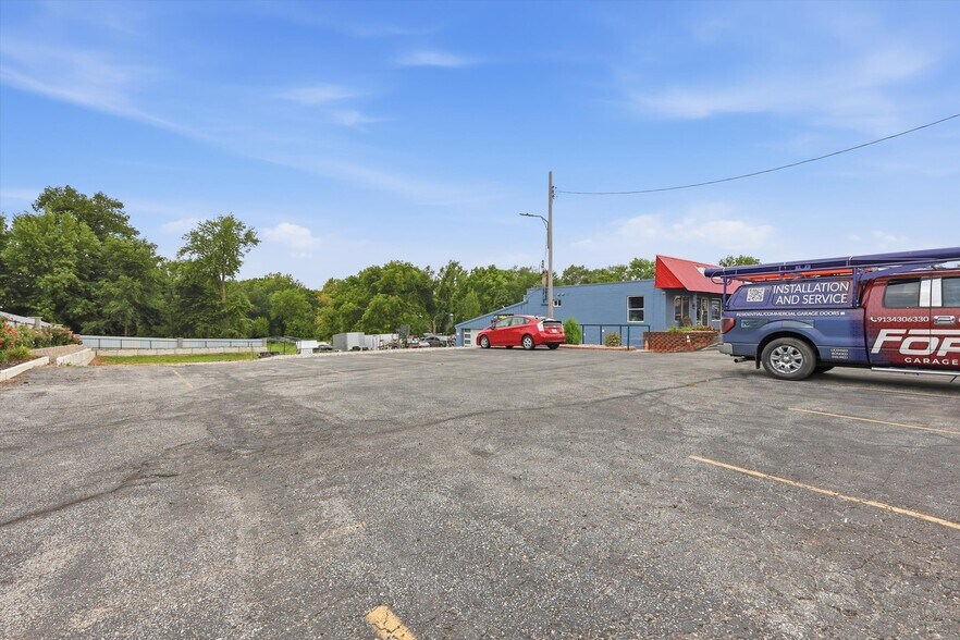 More Photos Of 7511 Leavenworth Rd, Kansas City Auto Repair For Sale