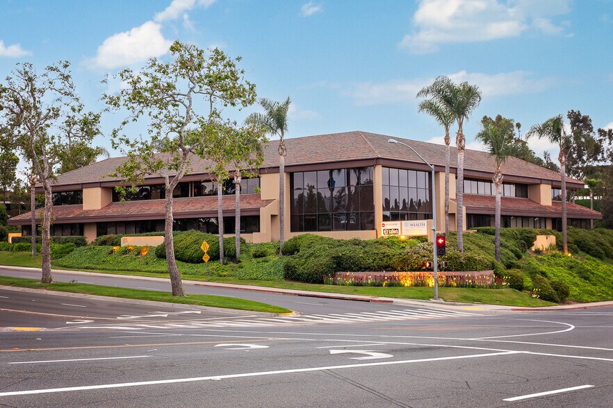 More Photos Of 6390 Greenwich Dr, San Diego Loft Creative Space For Lease