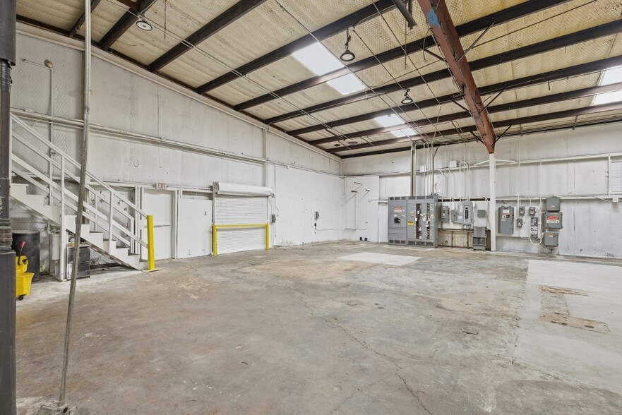 More Photos Of 1119 S Commercial Blvd, Arlington Warehouse For Lease