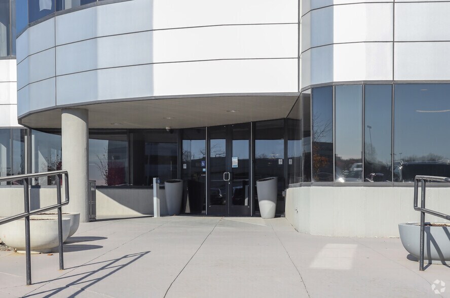 More Photos Of 10585 N Meridian St, Indianapolis Office For Lease