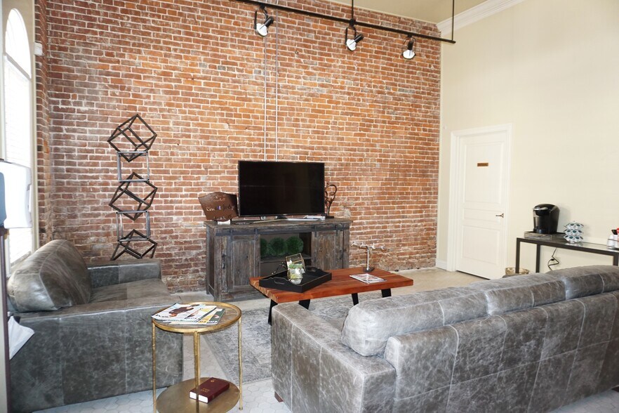 More Photos Of 404 S Main St, Jonesboro Office For Sale