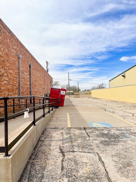 More Photos Of 711 E 3rd St, Big Spring Office For Lease