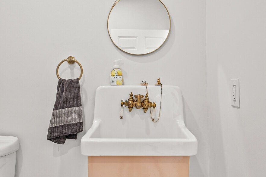 More Photos Of 694 Pont Reading Rd, Ardmore Storefront Retail Residential For Sale