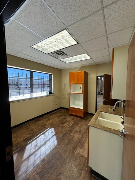 More Photos Of 8901 Governors Row, Dallas Distribution For Lease