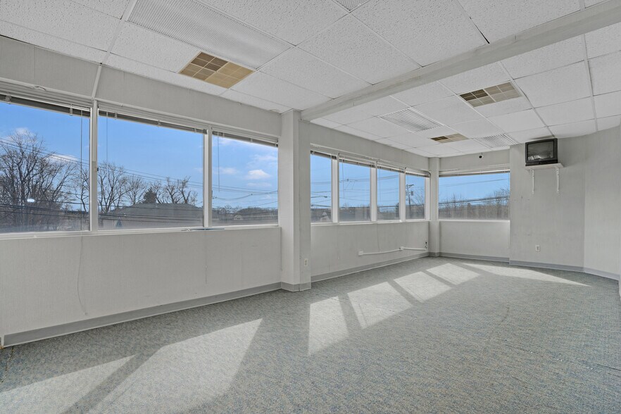 More Photos Of 1656 Oak Tree Rd, Edison Medical For Lease