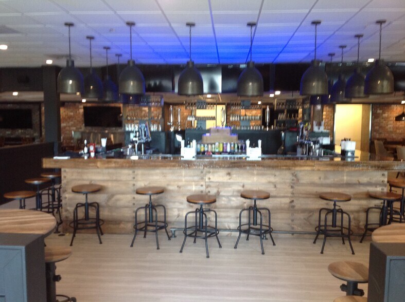 More Photos Of 74 Turnpike Sq, Milford Restaurant For Lease