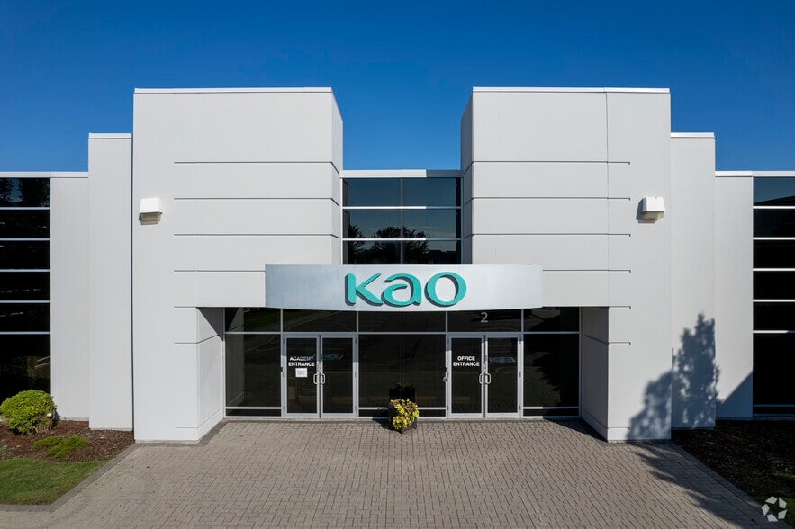 More Photos Of 75 Courtneypark Dr W, Mississauga Office For Lease