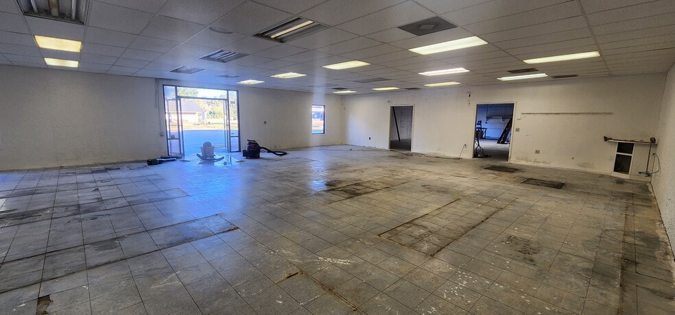 More Photos Of 284 S Center St, Pierson Auto Repair For Lease