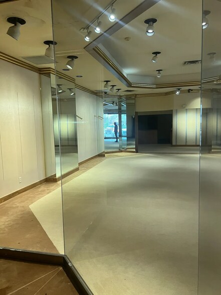 More Photos Of 5601-5645 N Pennsylvania Ave, Oklahoma City General Retail For Lease