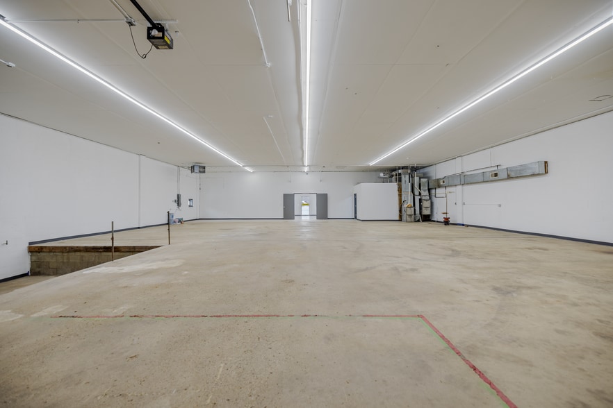 More Photos Of 21034 Chippendale Ave W, Farmington Industrial For Lease