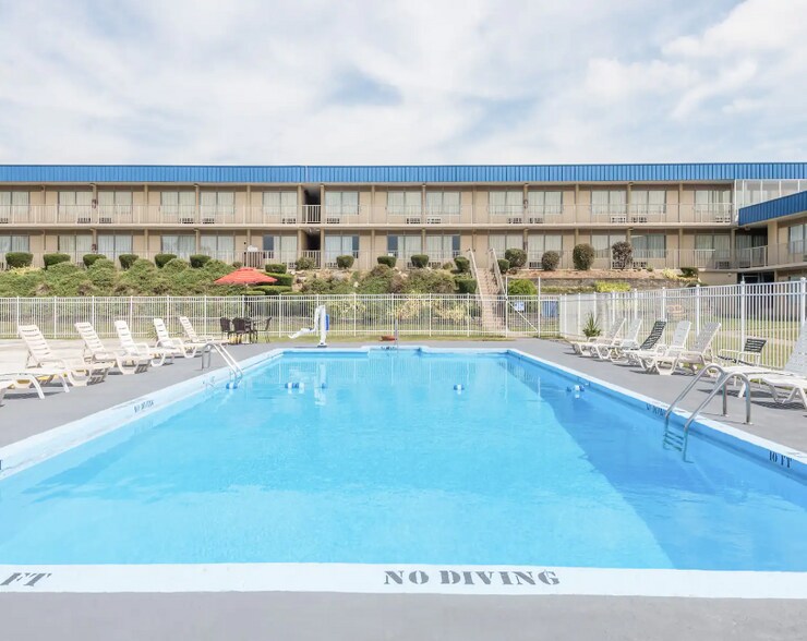 More Photos Of 52601 Holiday Dr, Saint Clairsville Hotel For Sale