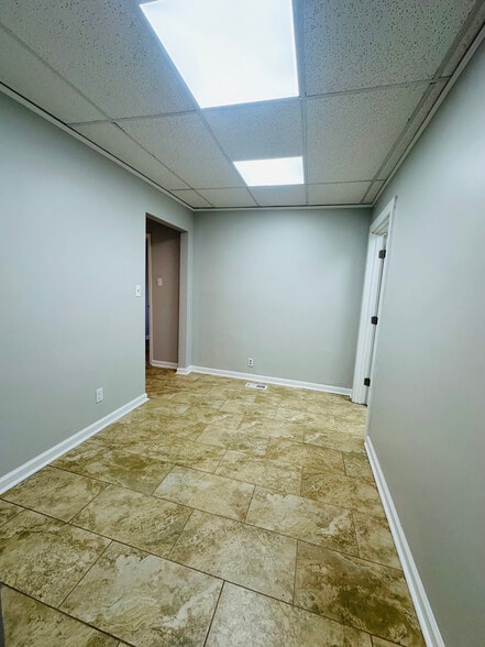 More Photos Of 5857 Kellogg Ave, Cincinnati Office For Lease