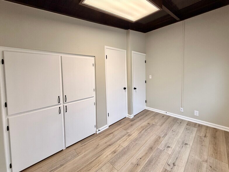 More Photos Of 1030 W Main St, Jenks Office For Sale