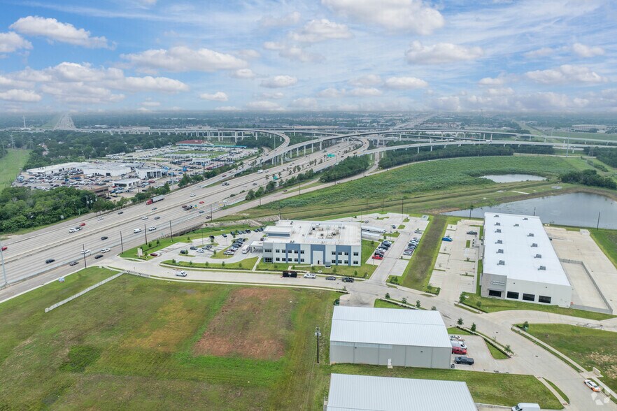 More Photos Of 13009 Gulf Commerce Dr, Houston Medical For Lease