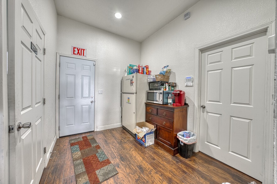 More Photos Of 14802 Lakeshore Dr, Clearlake Storefront For Sale