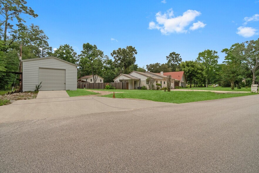 More Photos Of 2042 Teal Dr, Spring Dormitory For Sale