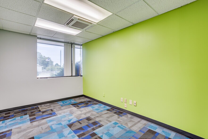 More Photos Of 500 W 1st Ave, Hutchinson Office For Sale